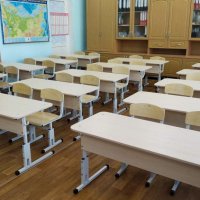Школьные парты на круглой трубе. Парты для школы, образовательного центра. Ученические парты на металлическом каркасе. Производитель Фабрика мебели ЛЕОНИД в Челябинске - leonid74.ru